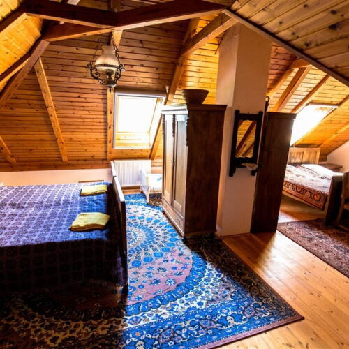 Pokój 6-osobowy na piętrze Ze wspólną kuchnią (możliwa dostawka)