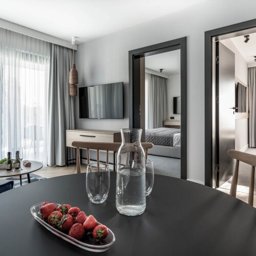 Apartament cu aer condiționat cu chicinetă proprie cu 3 camere pentru 5 pers.