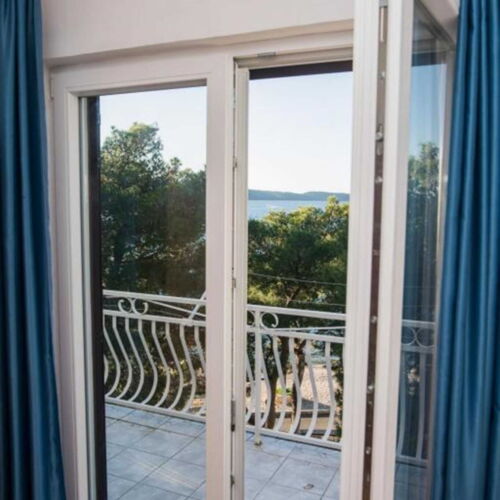 Apartman s terasou pro 5 os. se 2 ložnicemi s výhledem na moře