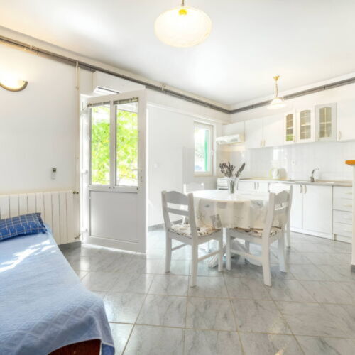 Apartament cu aer condiționat cu terasă cu 2 camere pentru 4 pers.