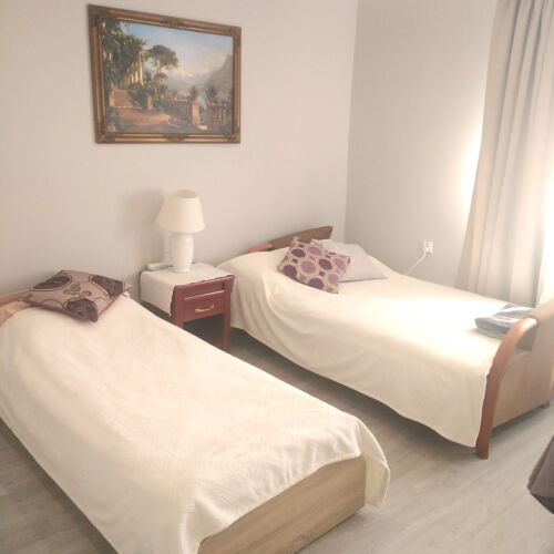 Camera tripla la etaj cu vedere spre grădină