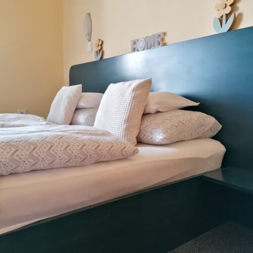 Camera dubla la etaj cu vedere spre grădină