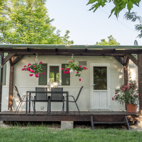 Casa de vacanta cu terasa cu vedere spre lac pentru 4 pers. (se inchirieaza doar integral)