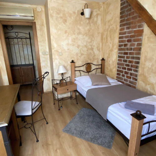 Camera single la mansardă cu duș