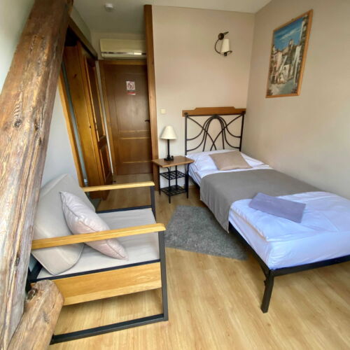 Camera single la mansardă cu duș