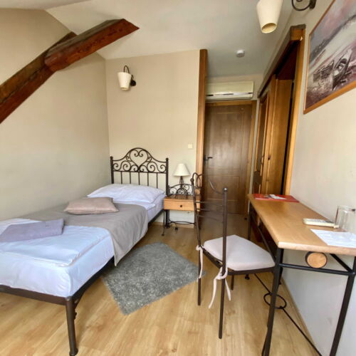 Camera single la mansardă cu duș