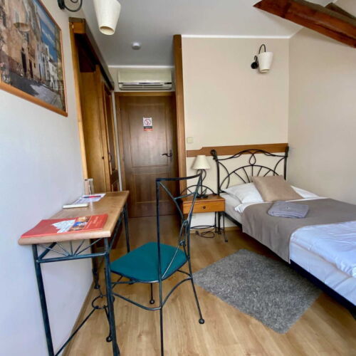 Camera single la mansardă cu duș