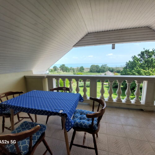 Apartament cu aer conditionat cu vedere spre lac cu 2 camere pentru 4 pers.