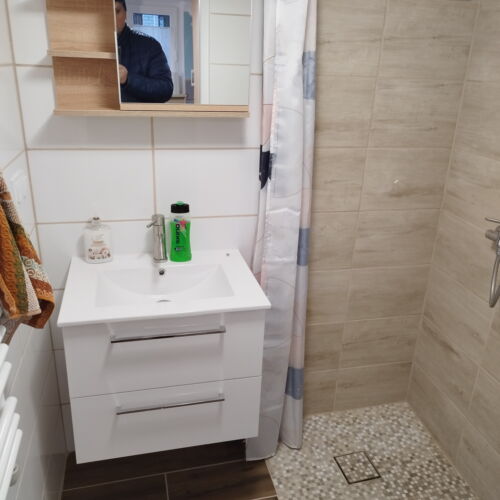 Camera dubla la demisol cu chicineta proprie