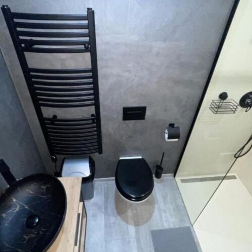 Pokoj se sprchou se společnou kuchyňkou s manželskou postelí