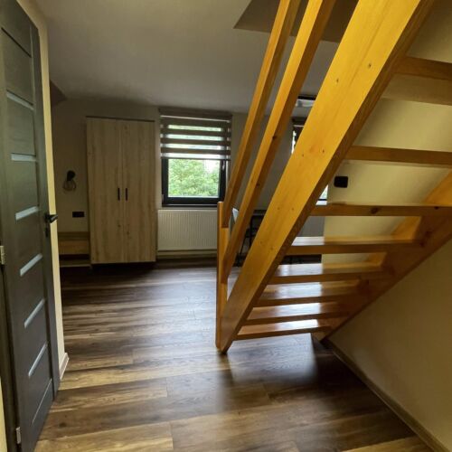 Pokoj se sprchou se společnou kuchyňkou pro 6 os.