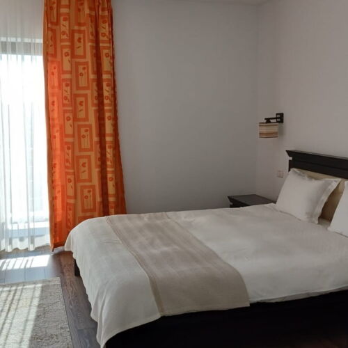 Camera dubla cu balcon cu panoramă (se poate solicita pat suplimentar)