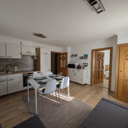 Apartament la etaj cu vedere spre munte cu 2 camere pentru 4 pers. (se poate solicita pat suplimentar)