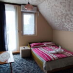Izba s klimatizáciou s manželskou posteľou na poschodí (s možnosťou prístelky)