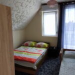 Camera dubla la etaj cu aer condiționat (se poate solicita pat suplimentar)