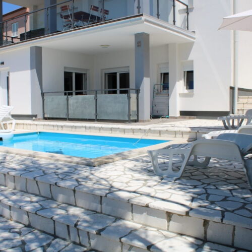 Apartman pro 4 os. s 1 ložnicí na straně bazénu přízemní