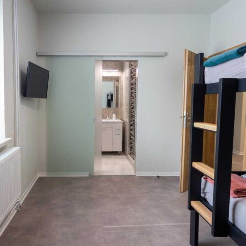 Pokoj se sprchou se společnou kuchyňkou pro 1 os.