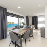 Apartament 5-osobowy z tarasem z widokiem na morze z 3 pomieszczeniami sypialnianymi