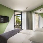 Pokoj s balkónem s manželskou postelí s výhledem částečně na moře