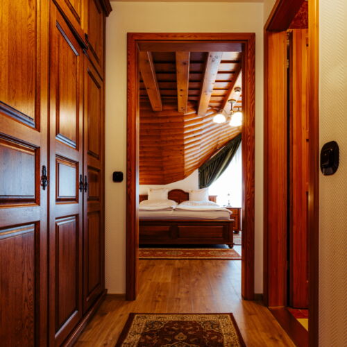 Apartament standard la etaj cu 2 camere pentru 4 pers. (se poate solicita pat suplimentar)