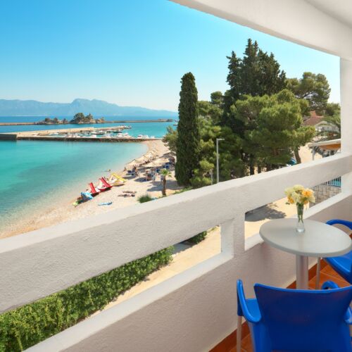 Camera tripla cu balcon cu vedere spre mare