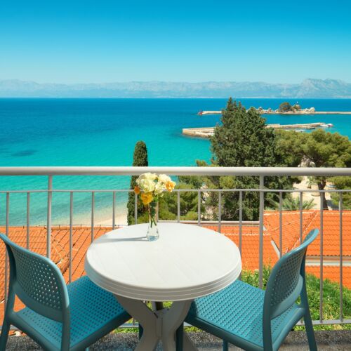 Camera cvadrupla cu balcon cu vedere spre mare