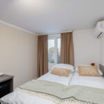 Pokoj s balkónem s klimatizací s manželskou postelí