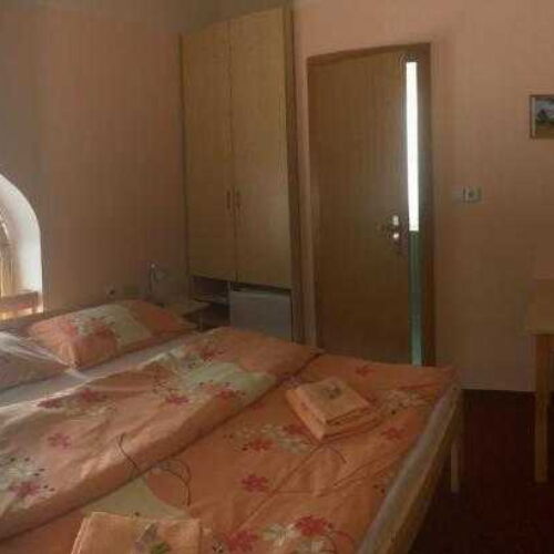 Pokoj s manželskou postelí