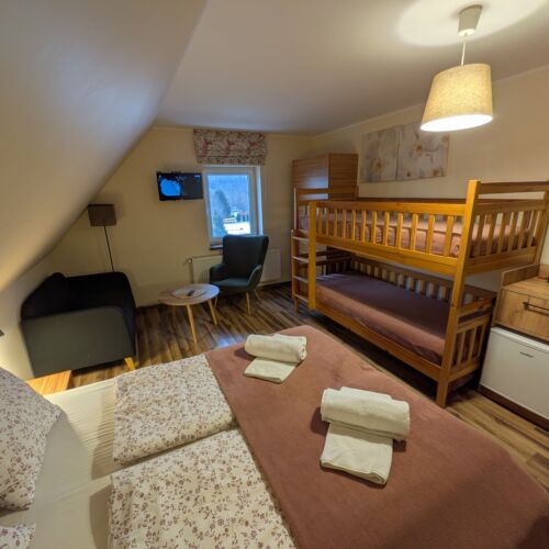 Camera cvadrupla cu baie cu chicinetă comună