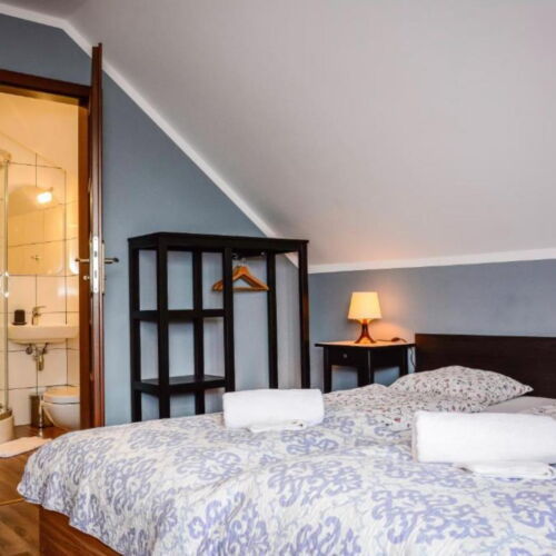 Camera twin cu baie cu chicinetă comună