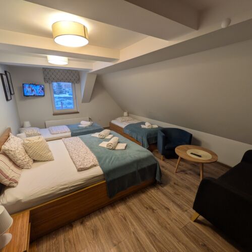 Camera cvadrupla cu baie cu chicinetă comună