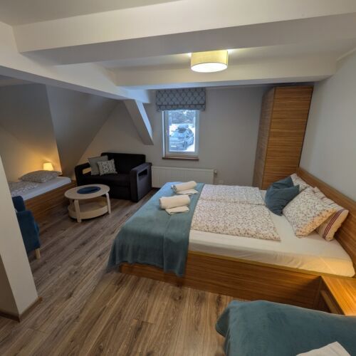 Camera cvadrupla cu baie cu chicinetă comună