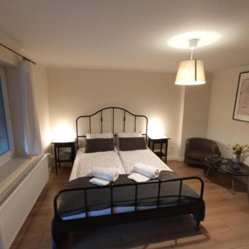 Apartament cu balcon cu chicinetă proprie cu 1 camera pentru 2 pers.