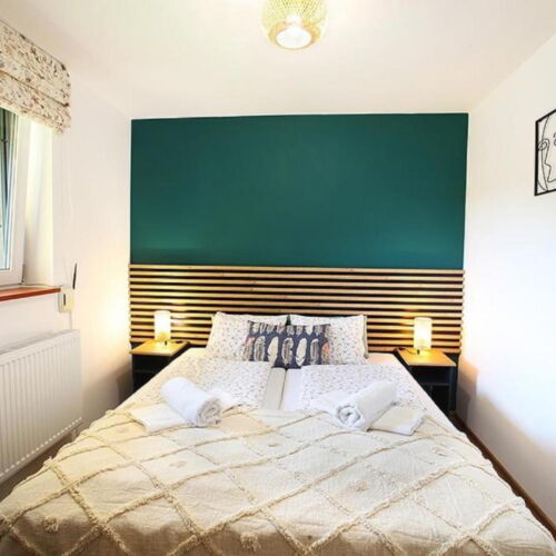 Apartament la parter cu chicinetă proprie cu 3 camere pentru 6 pers.