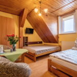 Pokoj s manželskou postelí na poschodí 