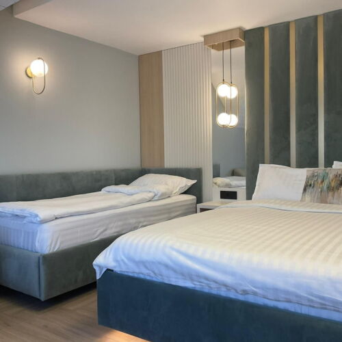 Camera tripla deluxe