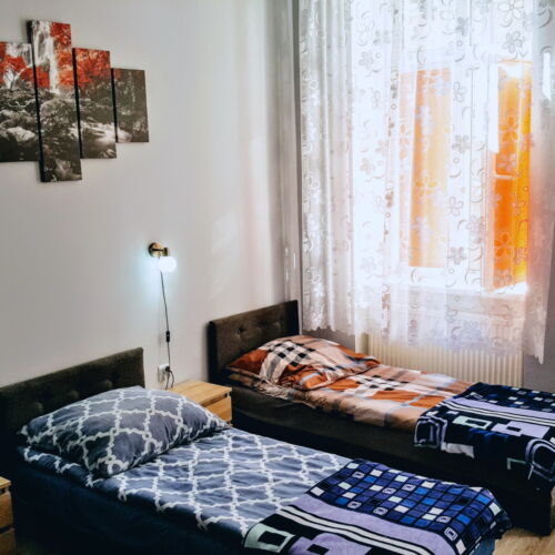 Camera cvadrupla la etaj cu bucătărie comună