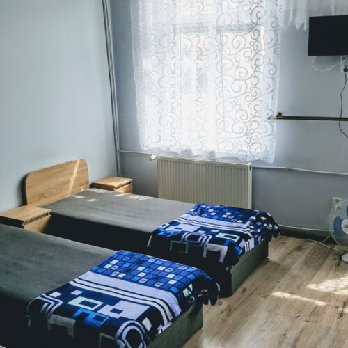 Camera cvadrupla la mansardă cu bucătărie comună