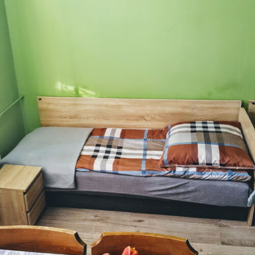 Camera cvadrupla la mansardă cu bucătărie comună