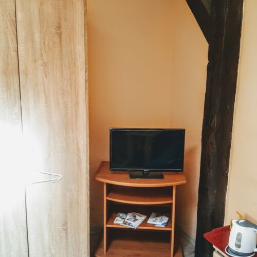 Camera twin la mansardă cu bucătărie comună