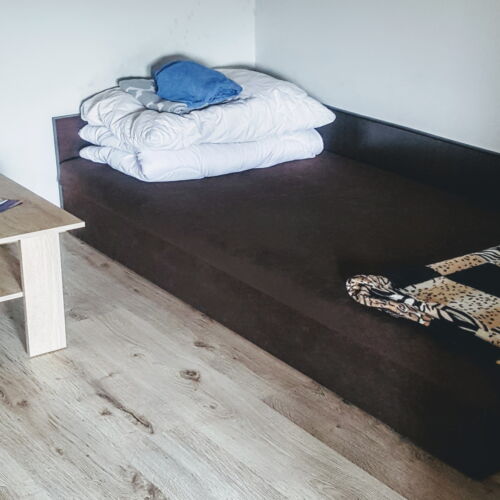 Camera twin la mansardă cu bucătărie comună