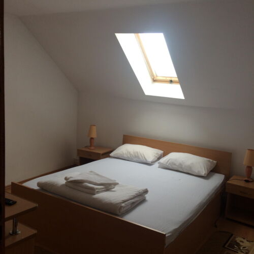 Apartament la etaj cu baie cu 1 camera pentru 4 pers.