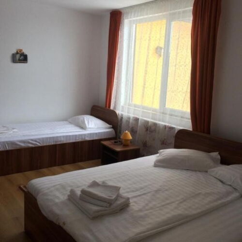 Camera tripla classic la etaj