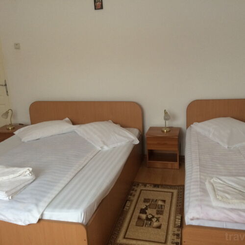 Camera tripla classic la parter