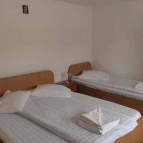 Camera tripla la parter cu terasă