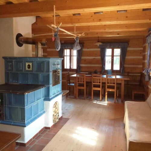 Chata cu duș cu bucătărie proprie pentru 9 pers. (se inchirieaza doar integral)