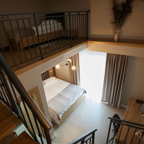 Camera cvadrupla family la etaj