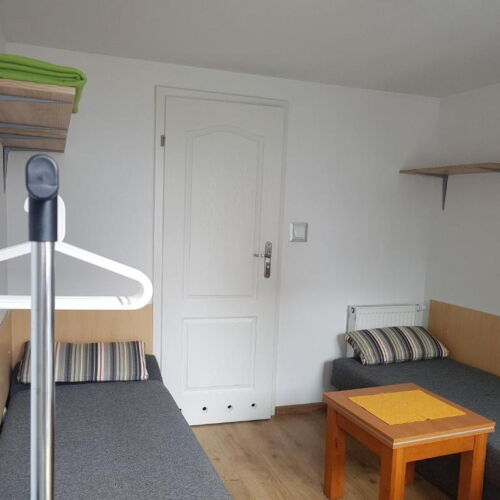 Zweibettzimmer mit Balkon und Aussicht auf den Garten