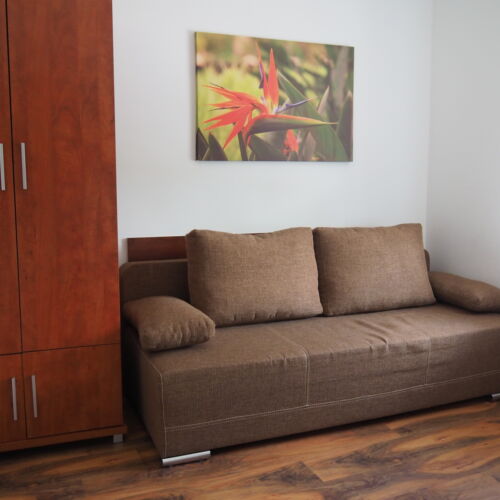 Zweibettzimmer mit Badezimmer und Aussicht auf den Garten