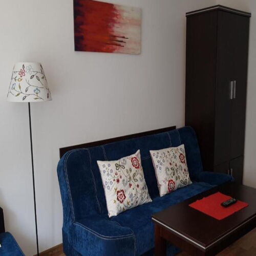 Dreibettzimmer mit Badezimmer und Aussicht auf den Garten